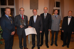 Aushändigung des Clausewitz Preises durch den Burger Bürgermeister Jörg Rehbaum an Generalleutnant a.D. Dr. Klaus Olshausen, in Anwesenheit von Ministerpräsident Dr. Reiner Haseloff