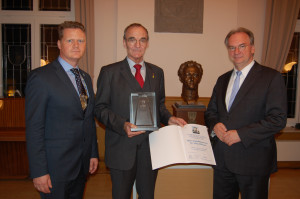 Bürgermeister Rehbaum, GenLt a.D. Dr. Olshausen, Ministerpräsident Dr. Haseloff, Präsident CG e.V. GenLt a.D. Herrmann, Kdr Logistikbataillon 171 Oberstlt Wenz, Kustos der Burger Clausewitz-Erinnerungsstätte Studienrat i.R. Klaus Möbius