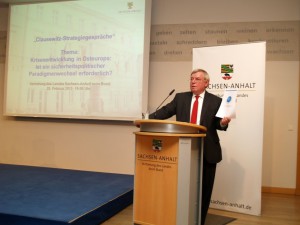 Generalleutnant a.D. Jürgen Bornemann weist auf die Ziele und Inhalte der NATO-Russland-Grundakte hin und erläutert frühere Aktivitäten des NATO-Russland-Rates